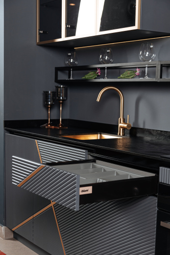 Прямая кухня с фрезерованными фасадами