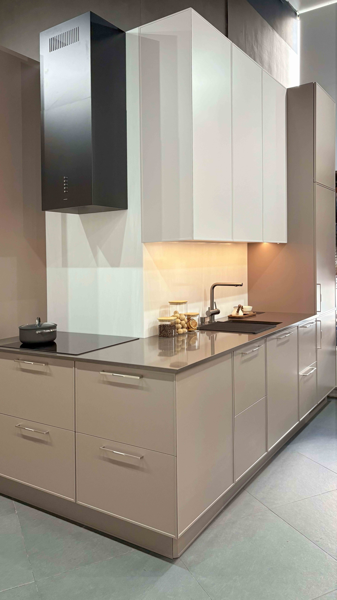 Угловая кухня с островом