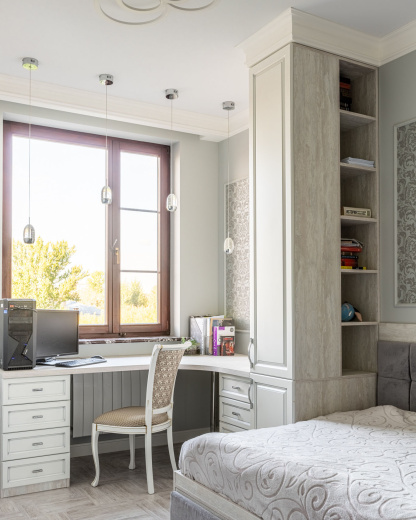 Детский рабочий стол с колонкой