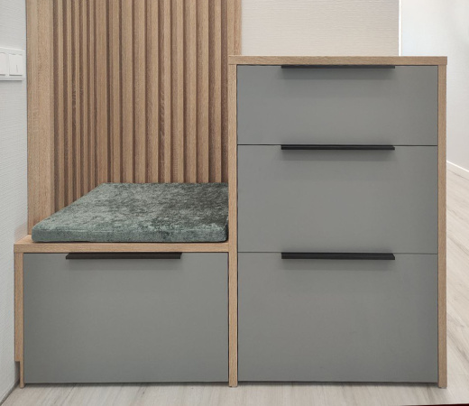 Прихожая с рейками