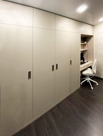 Распашной шкаф со встроенной рабочей зоной 