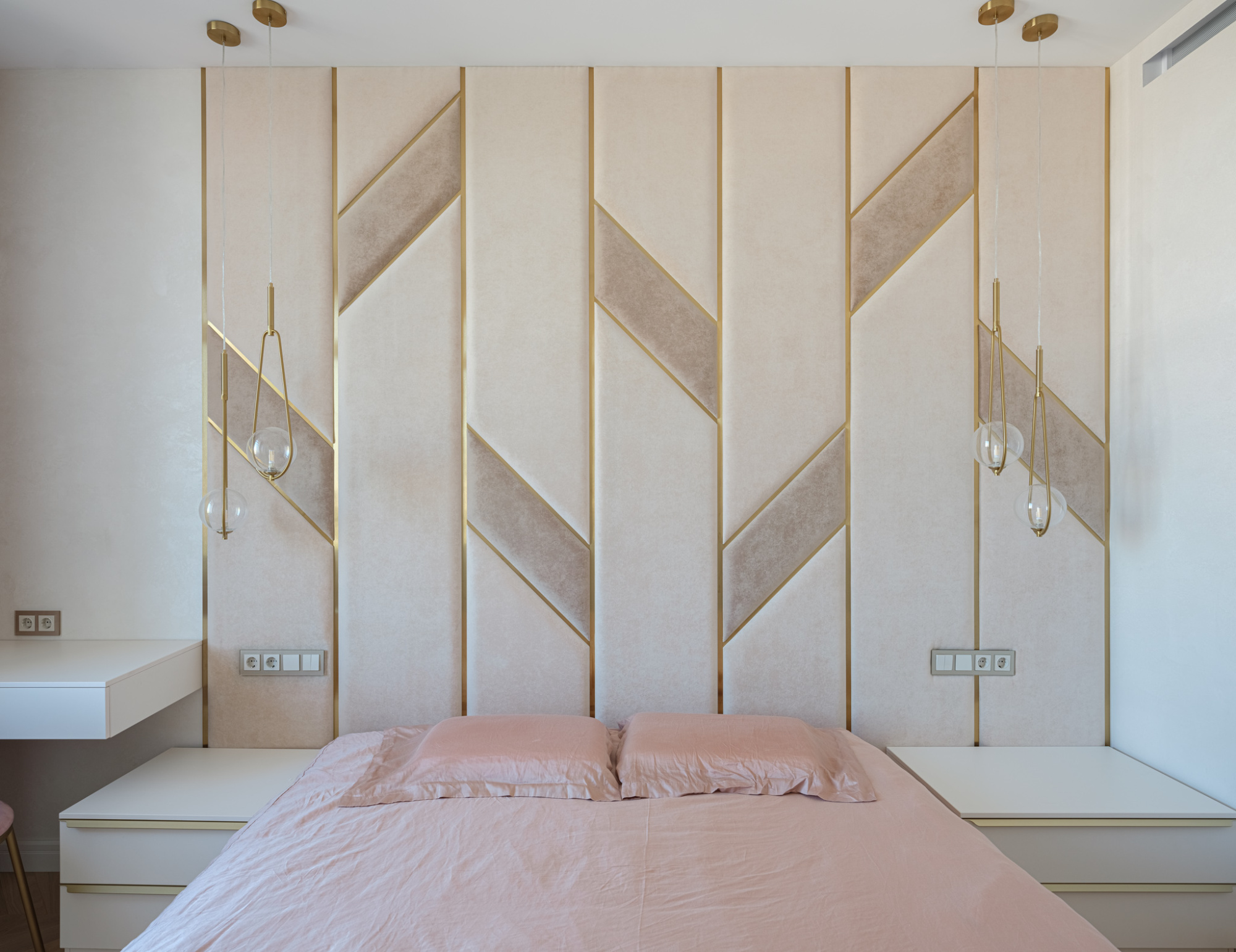 Мягкая стеновая панель с металлическими вставками 