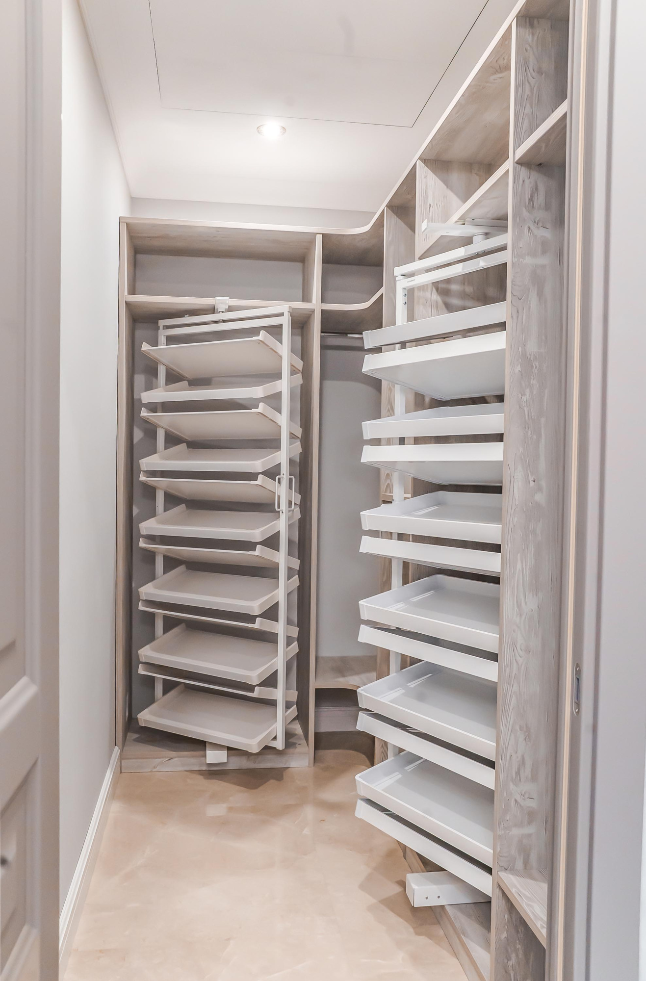 Гардеробная с поворотными обувницами