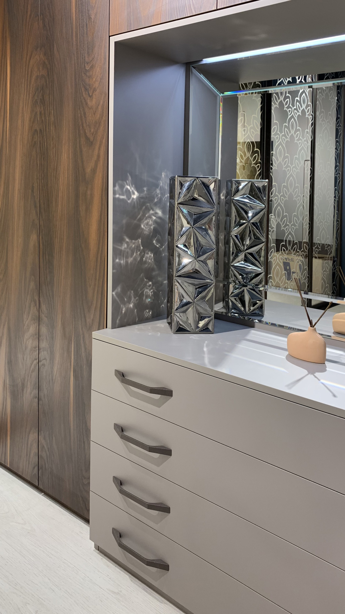 Распашной шкаф с глухими фасадами