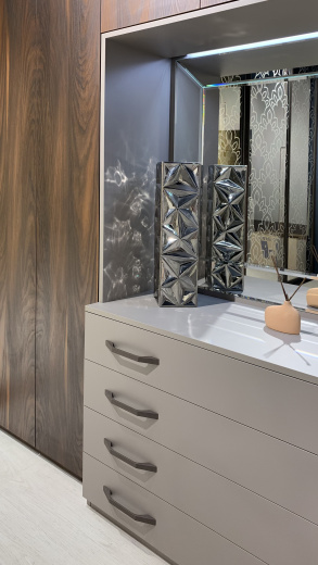 Распашной шкаф с глухими фасадами