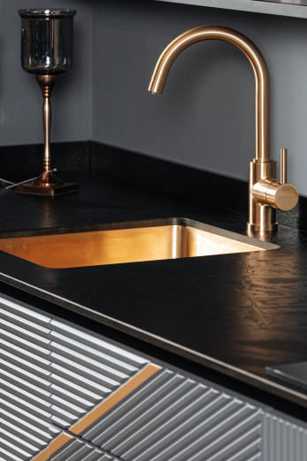 Прямая кухня с фрезерованными фасадами