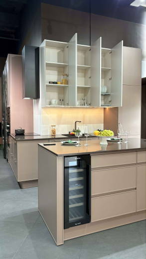 Угловая кухня с островом