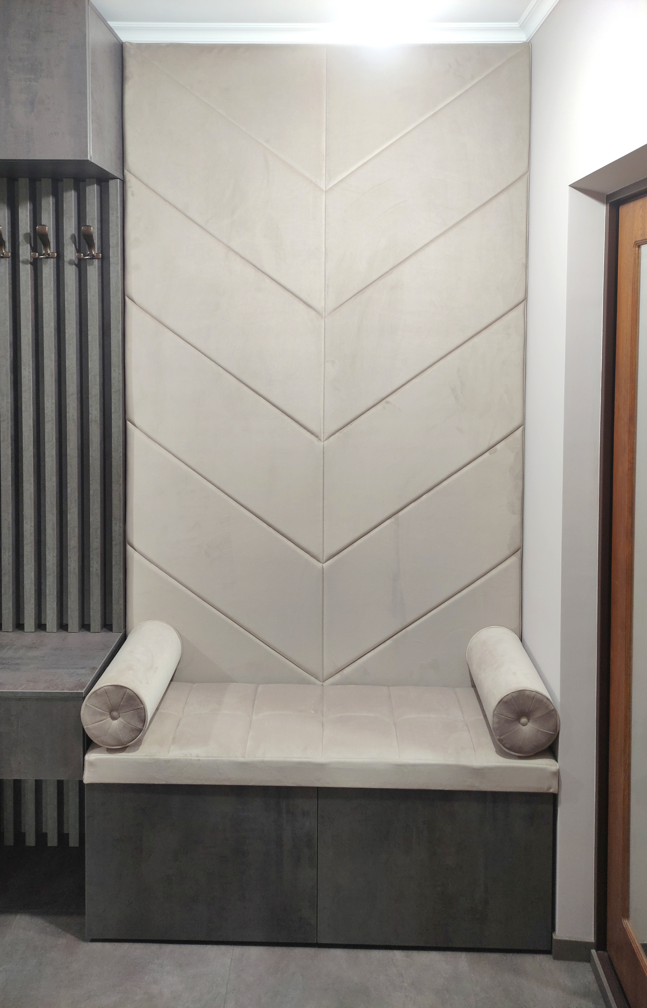 Прихожая с рейками и мягким элементом