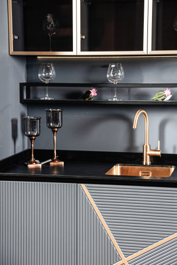 Прямая кухня с фрезерованными фасадами