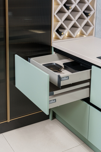 Прямая кухня с бутылочницей