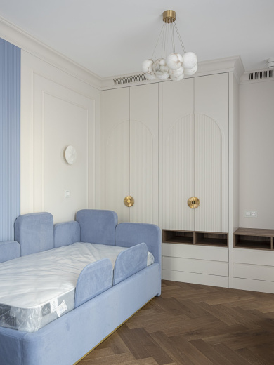 Распашной шкаф с фрезерованными фасадами