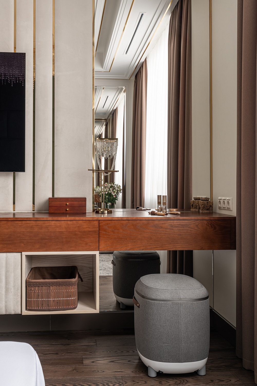 Мебель в спальню. Навесная консоль