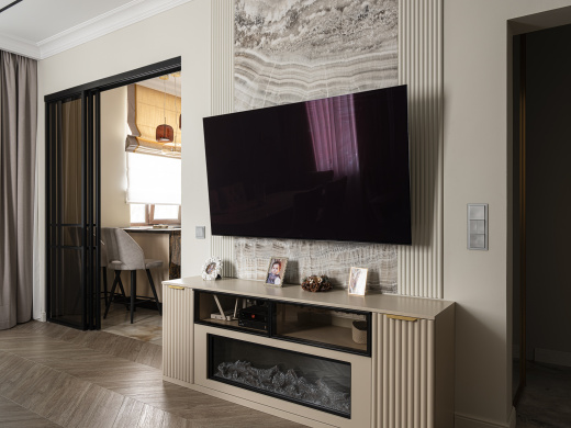 Распашной шкаф с прозрачными фасадами