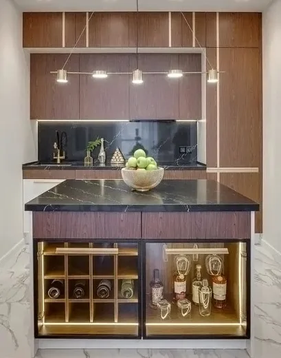 Кухня с островом с фасадом шпон орех