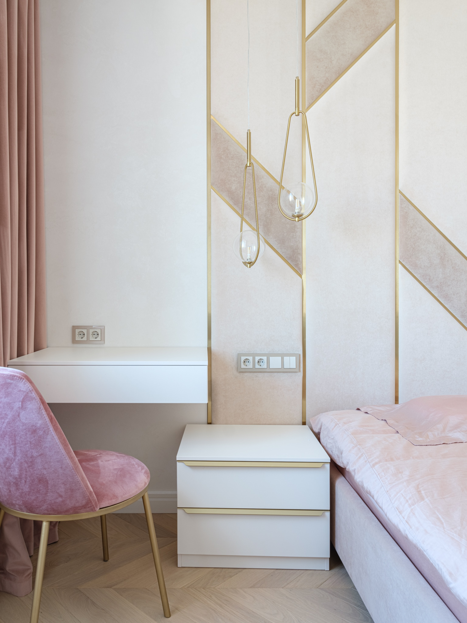 Мягкая стеновая панель с металлическими вставками 