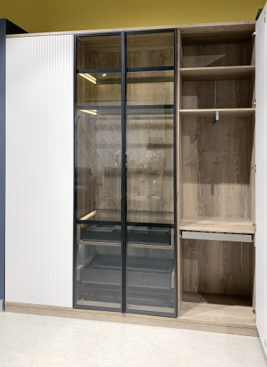 Угловая прихожая с рейками