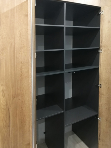 Распашной шкаф с глухими фасадами