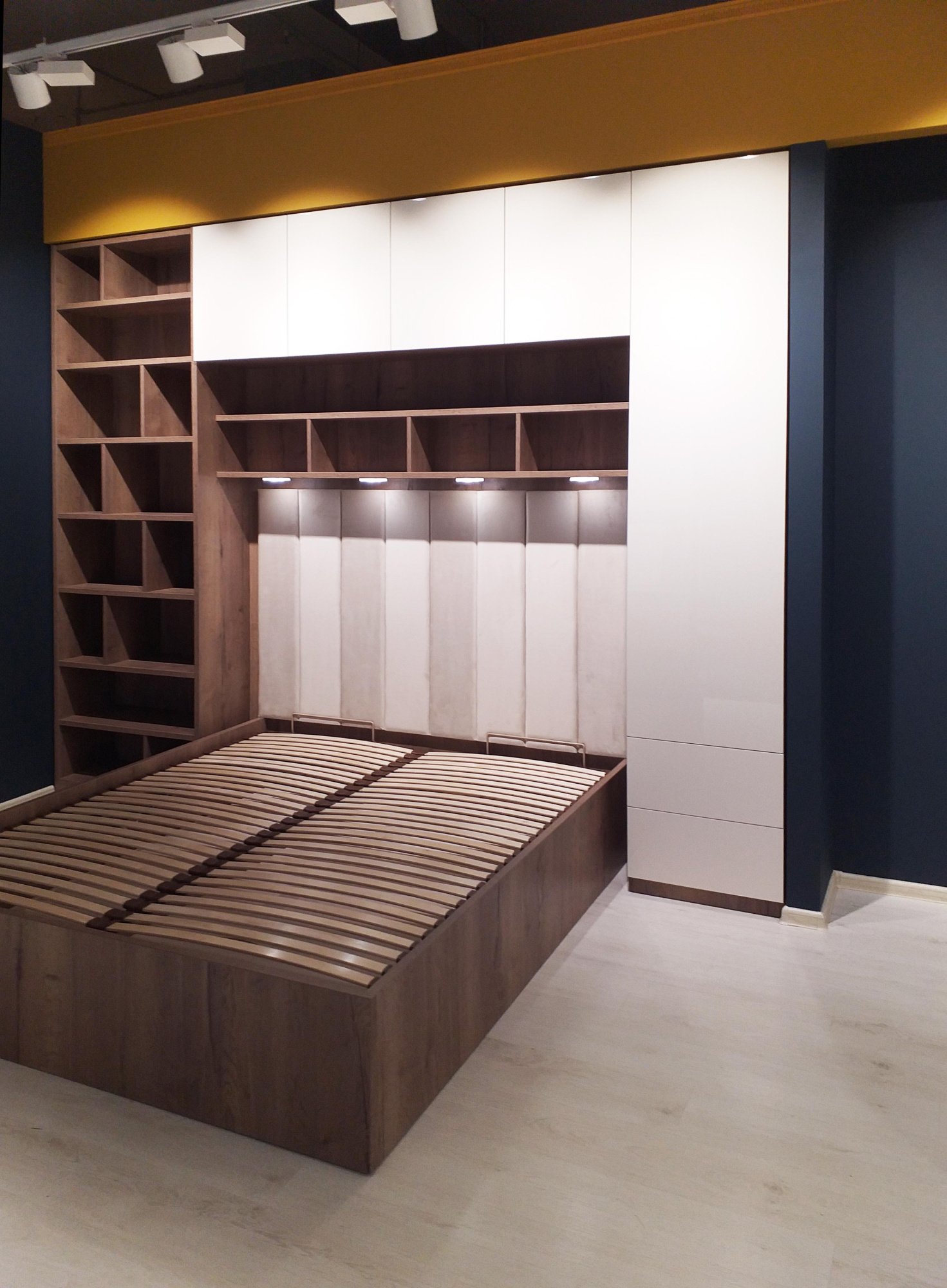 Стеллаж в спальню 