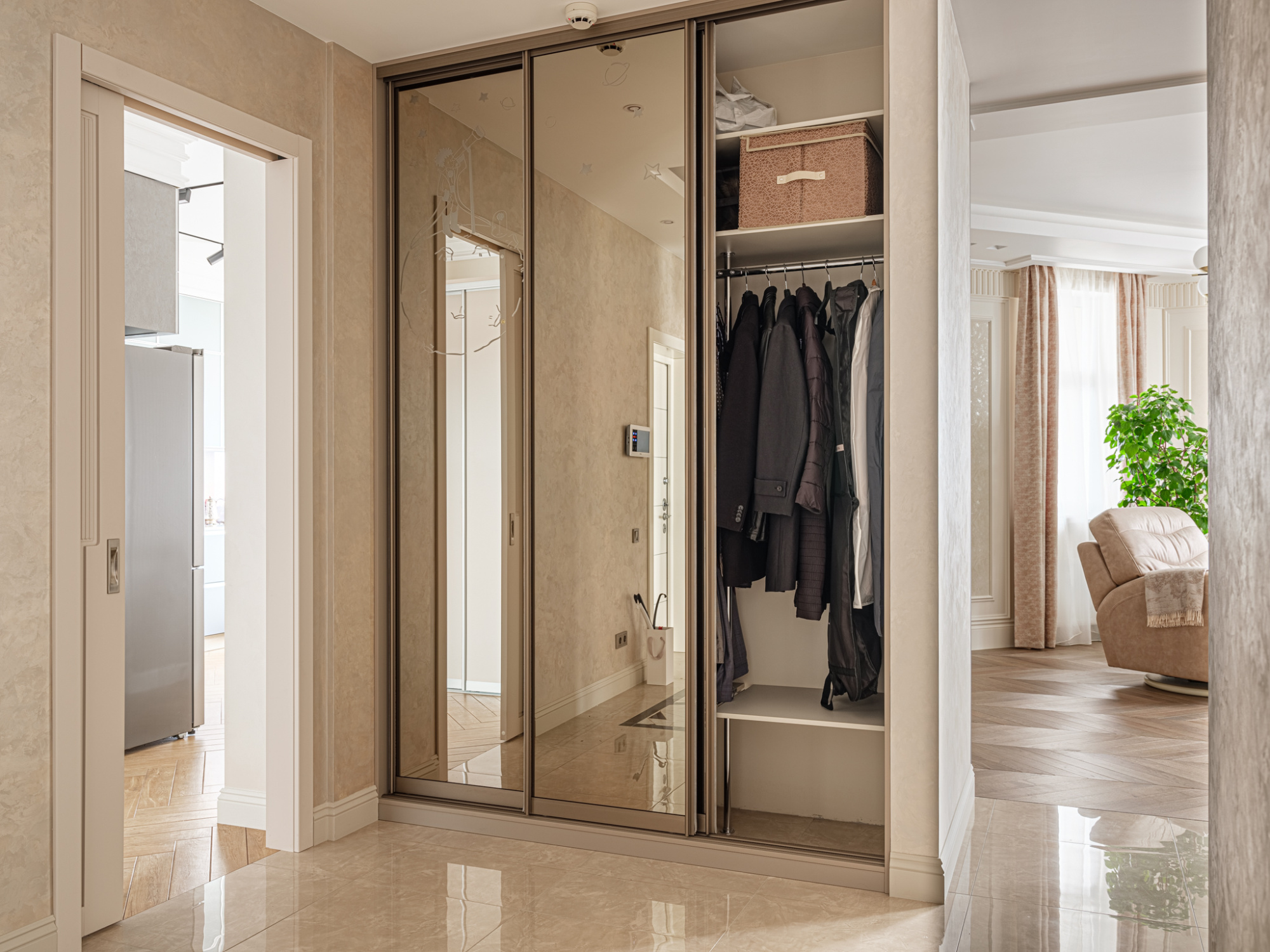 Встроенный шкаф-купе с пескоструйным рисунком