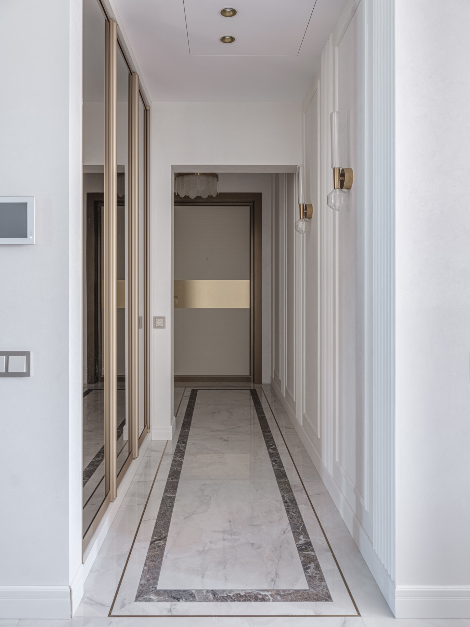 Распашной зеркальный шкаф 