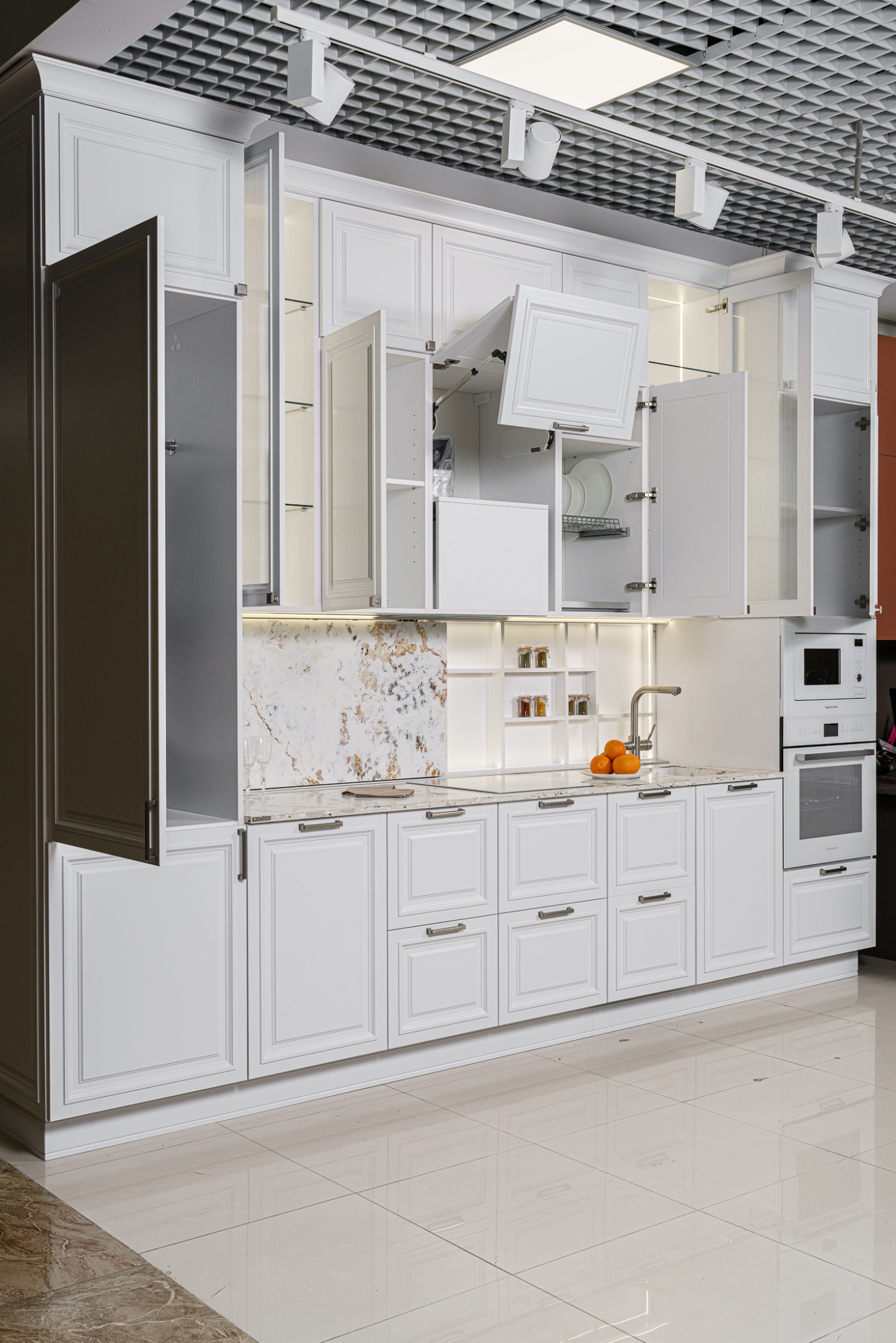 Прямая кухня с раздвижным каменным фартуком