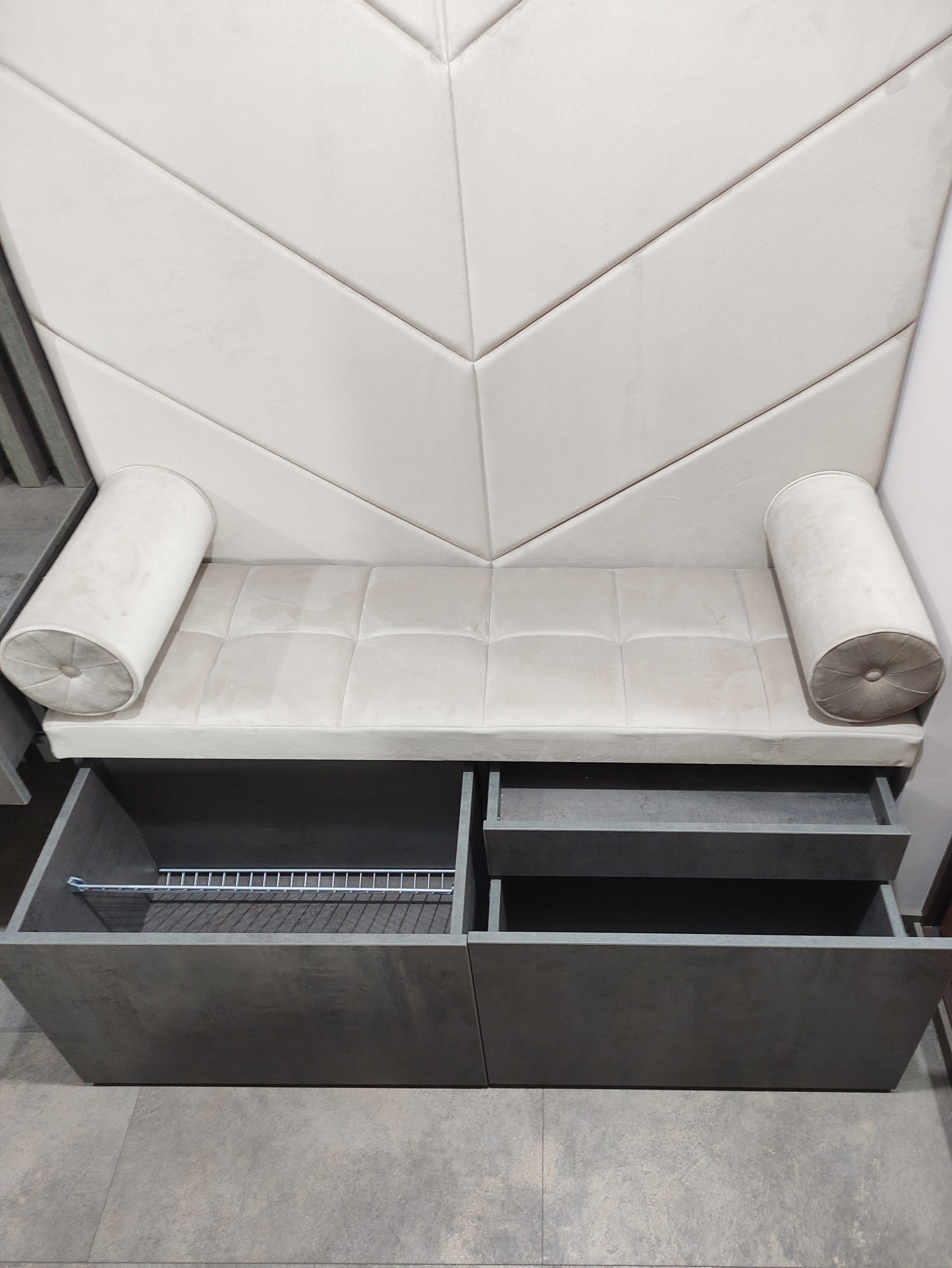 Прихожая с рейками и мягким элементом