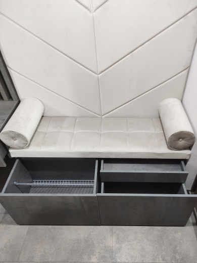 Прихожая с рейками и мягким элементом