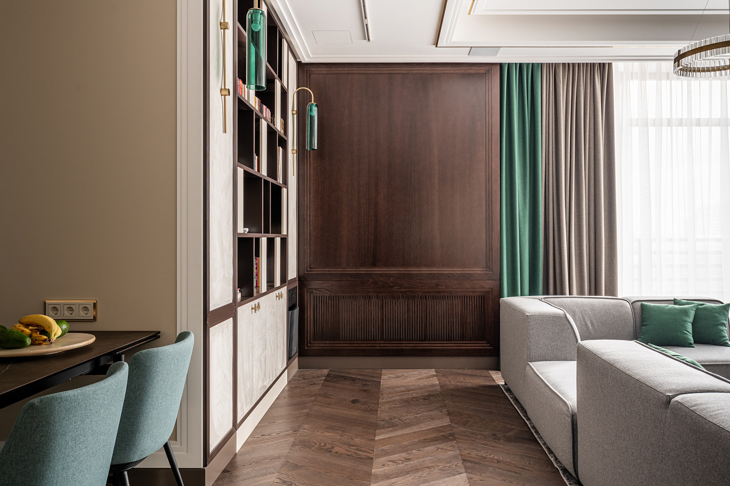 Гостиная с тв-зоной и шкафом для книг