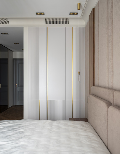 Встроенный шкаф с латунными молдингами