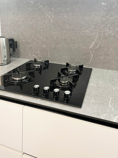 Угловая кухня с островом