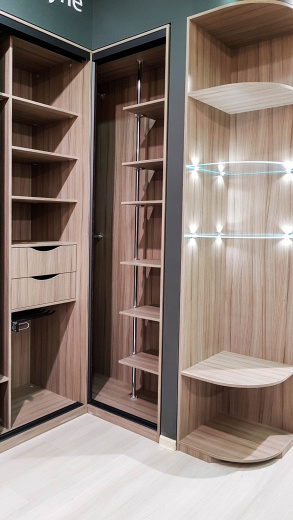 Угловой встроенный шкаф-купе