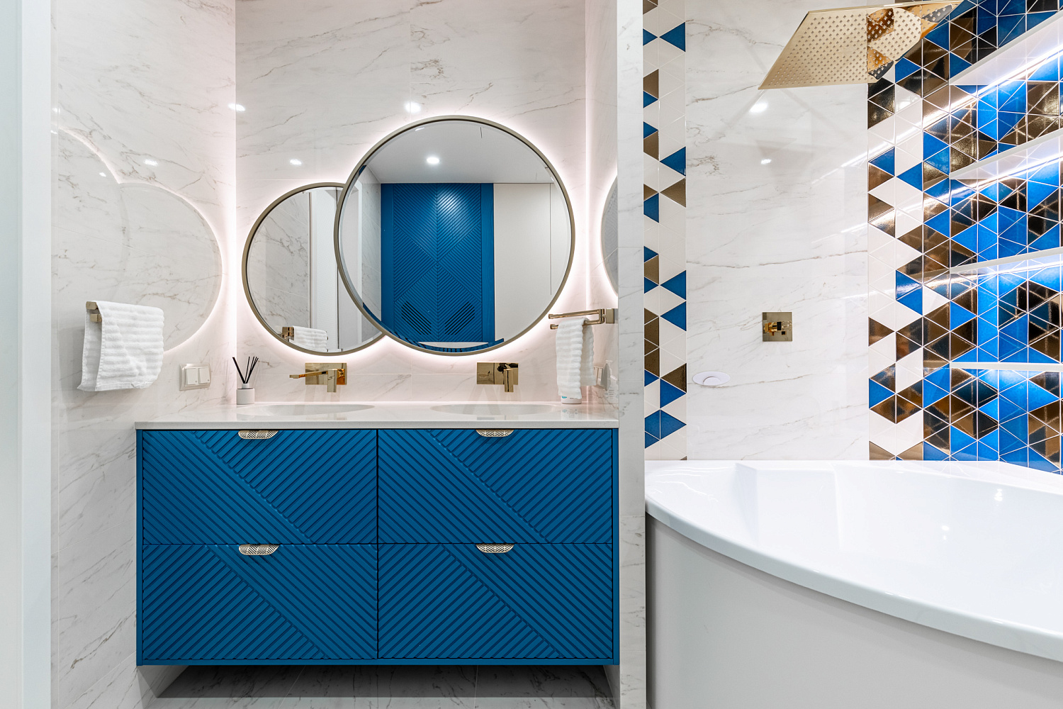 Складной шкаф из шпона в ванную комнату