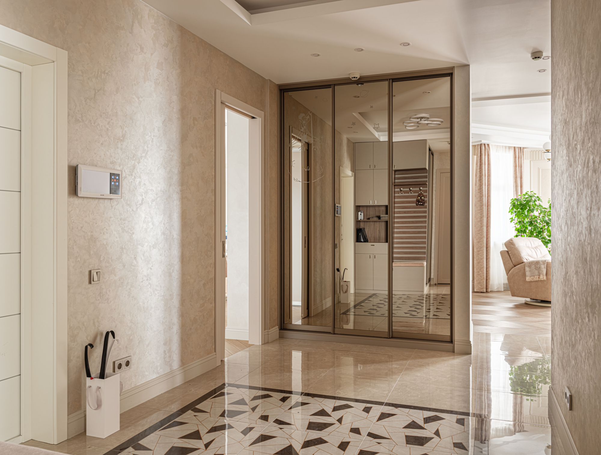 Встроенный шкаф-купе с пескоструйным рисунком