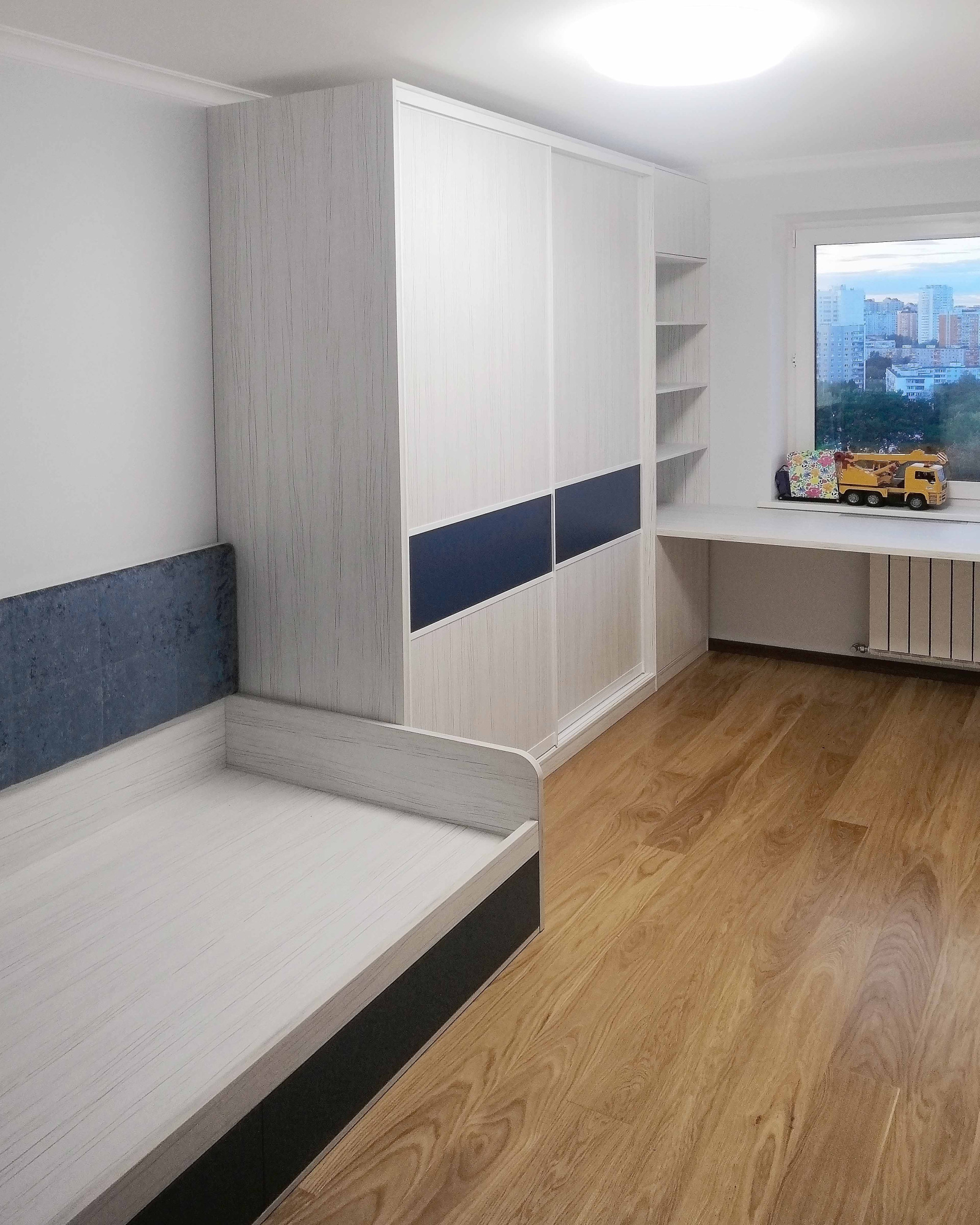 Детская мебель с мягким элементом в комнату мальчика