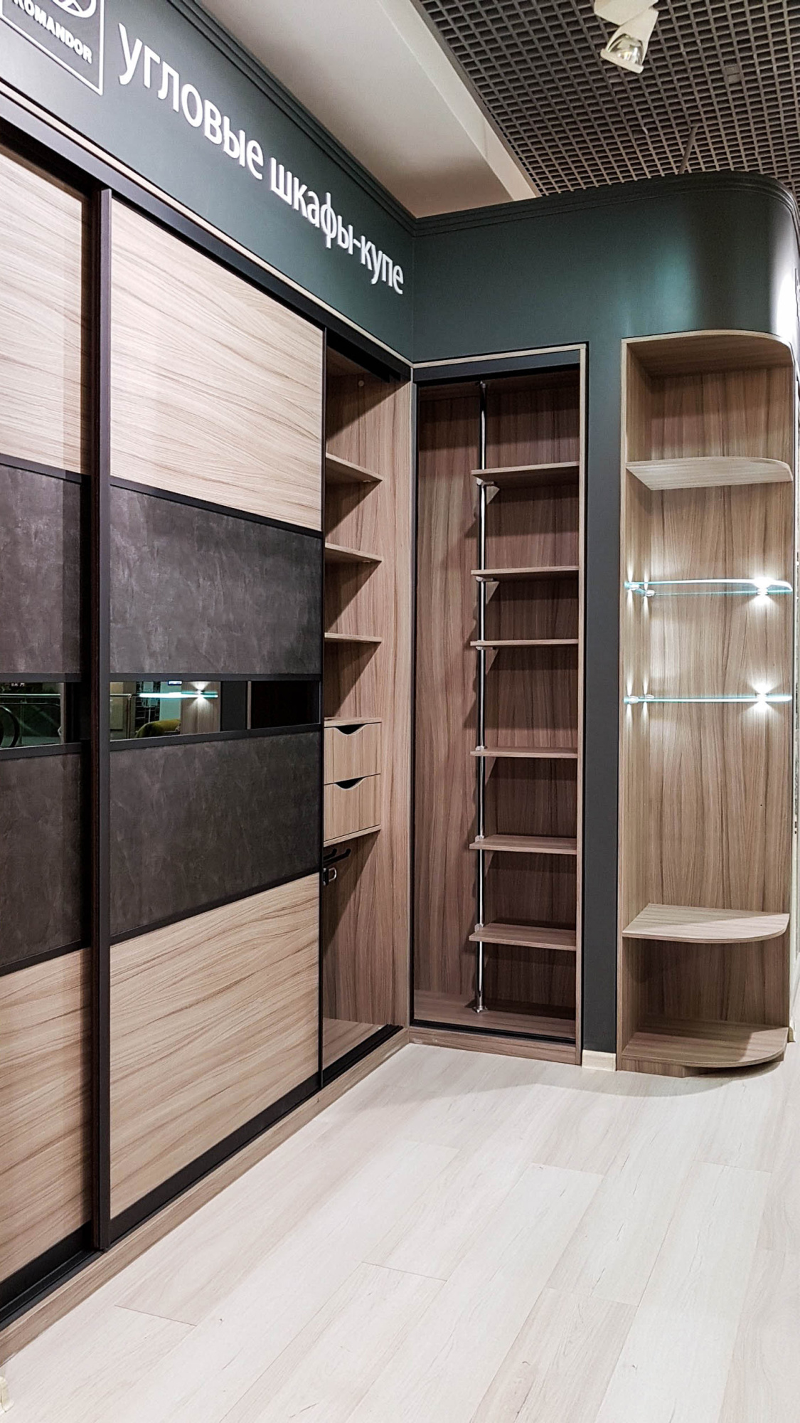 Угловой встроенный шкаф-купе