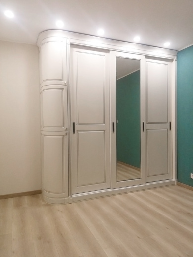 Шкаф-купе с радиусными фасадами из МДФ