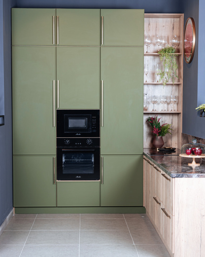 Угловая кухня с глухими фасадами