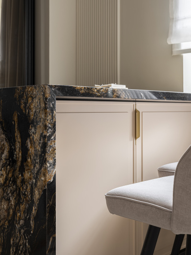 Угловая кухня с островом и столешницей из камня