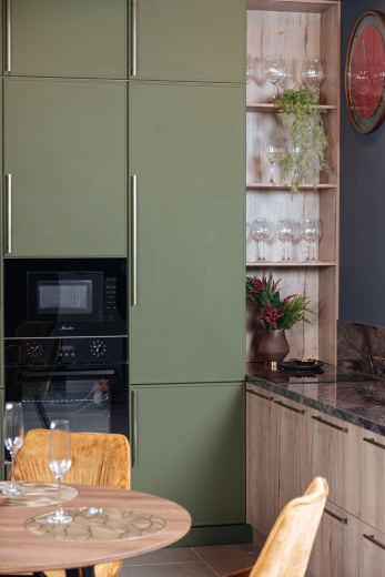 Угловая кухня с глухими фасадами