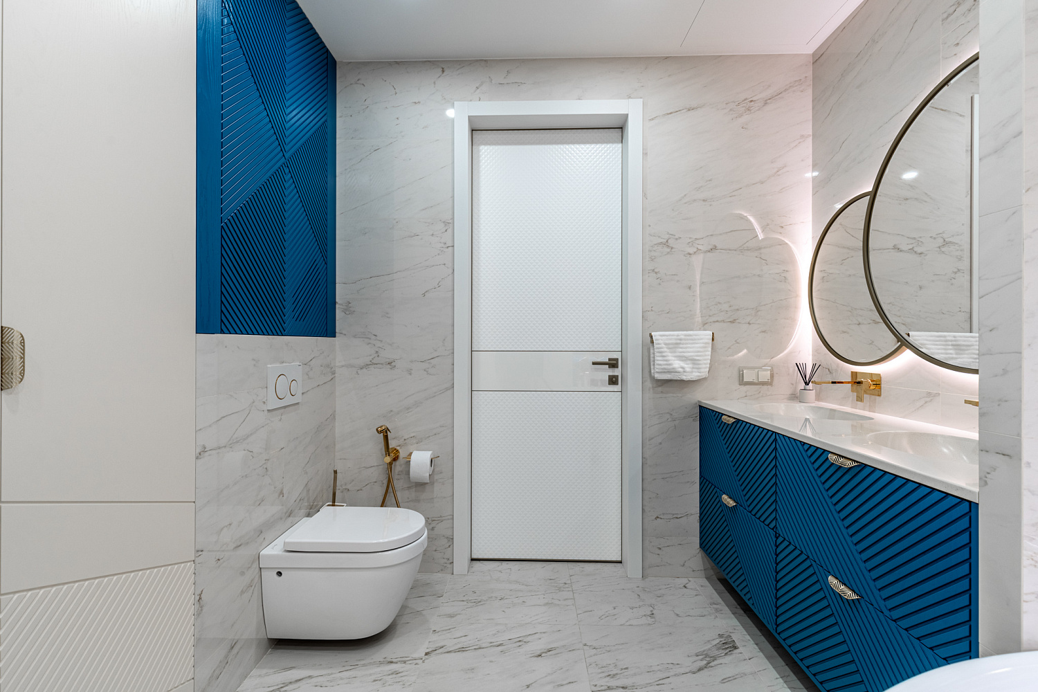 Складной шкаф из шпона в ванную комнату