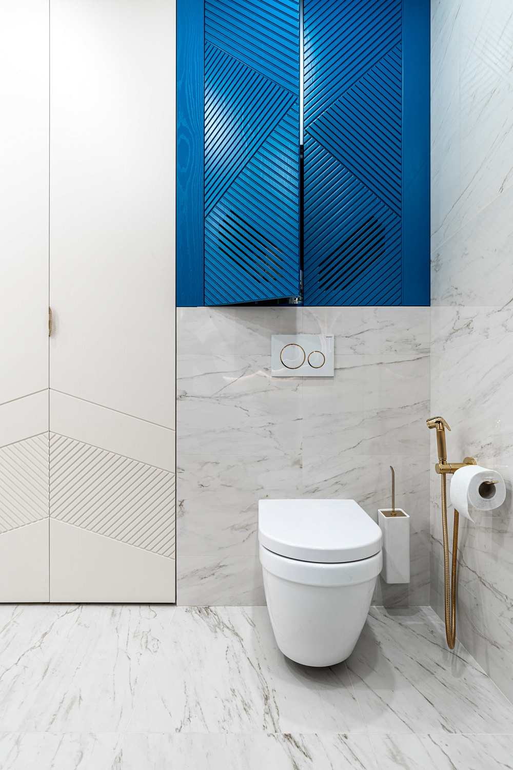 Складной шкаф из шпона в ванную комнату