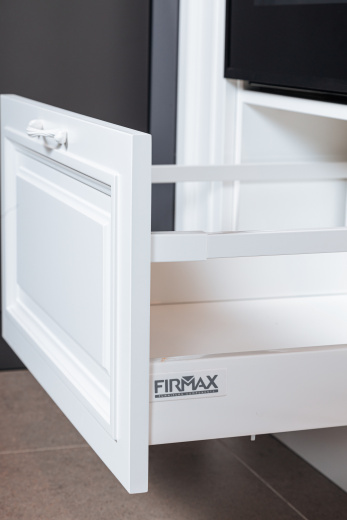 Прямая неоклассическая кухня 