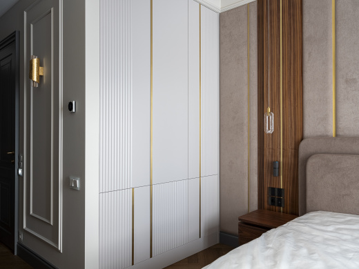 Встроенный шкаф с латунными молдингами