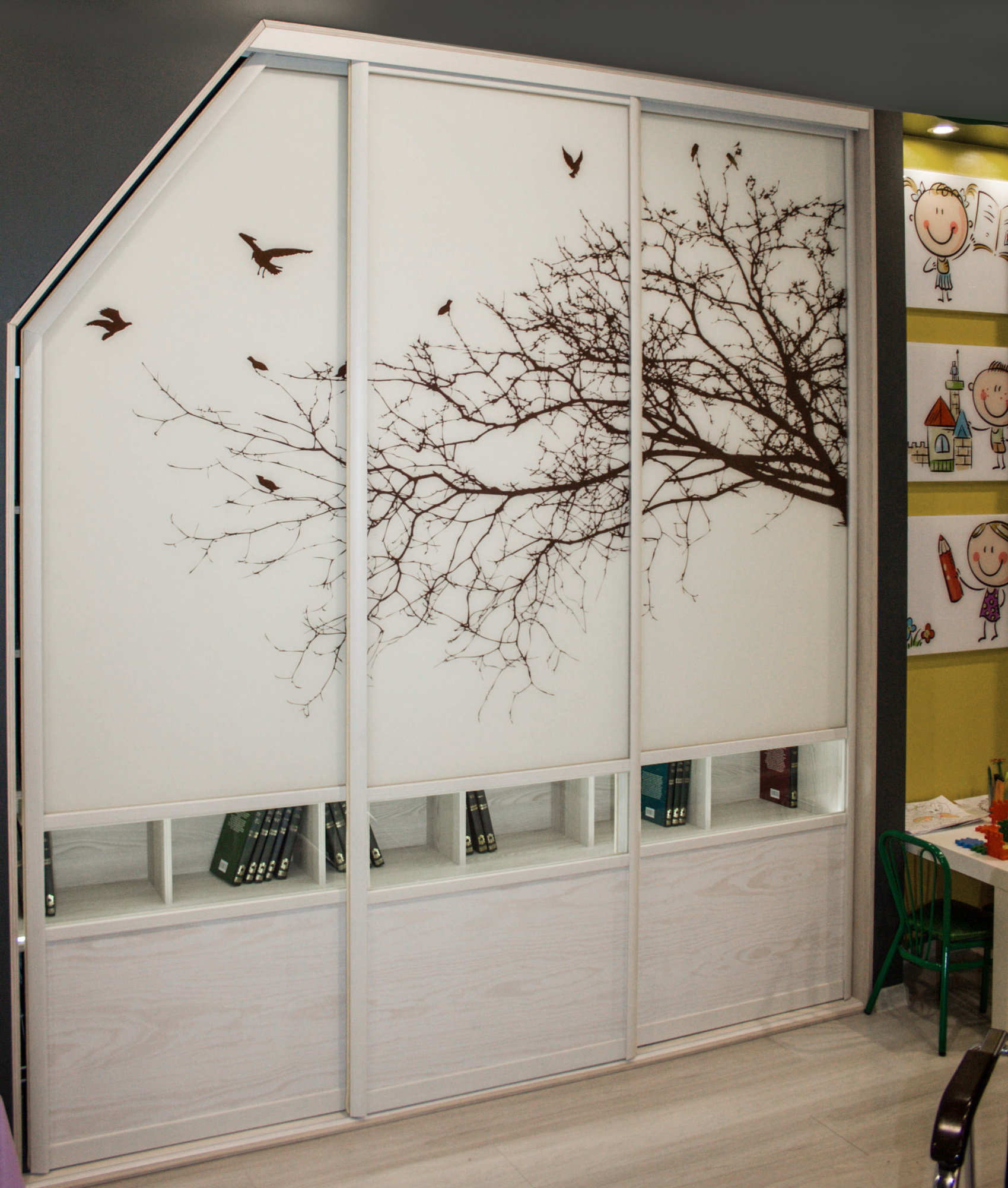 Мансардный шкаф-купе с пескоструйной обработкой