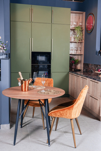 Угловая кухня с глухими фасадами