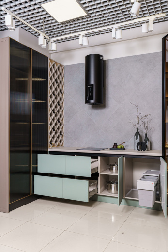 Прямая кухня с бутылочницей