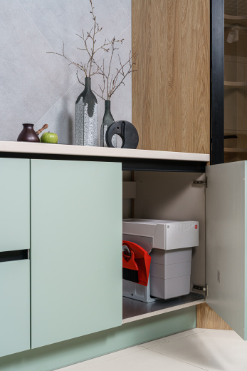 Прямая кухня с бутылочницей