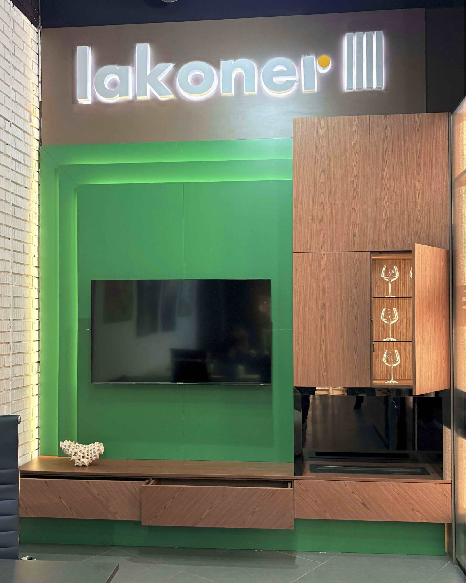 Подвесная гостиная из шпона