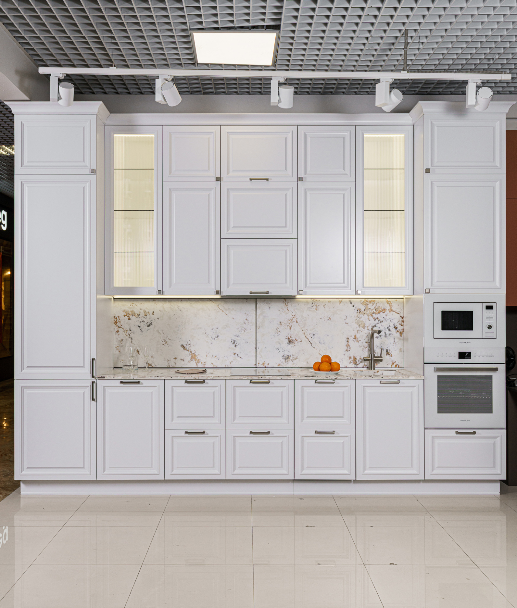 Прямая кухня с раздвижным каменным фартуком