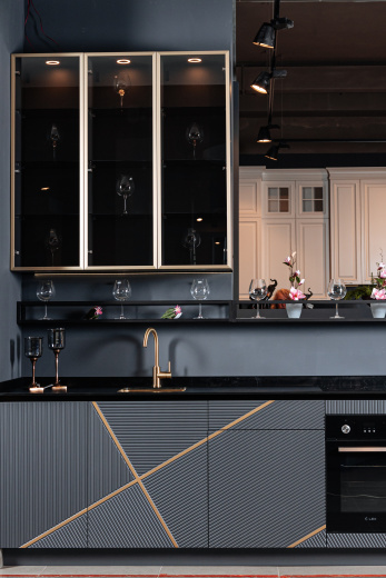 Прямая кухня с фрезерованными фасадами